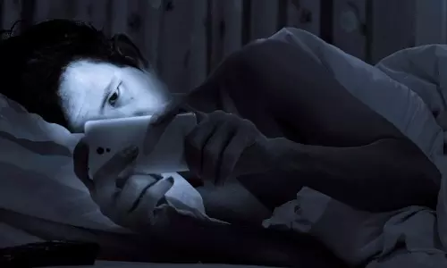 സ്മാര്ട്ട്ഫോണിന്റെ അമിത ഉപയോഗം, 32% ഇന്ത്യക്കാരുടേയും ഉറക്കം കെടുത്തുന്നു സ്മാര്ട്ട്ഫോണിന്റെ അമിത ഉപയോഗം, 32% ഇന്ത്യക്കാരുടേയും ഉറക്കം കെടുത്തുന്നു