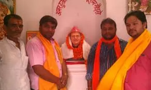 ഗാന്ധിജയന്തി ദിനത്തില് ഗോഡ്സെയുടെ പ്രതിമ അനാച്ഛാദനം ചെയ്ത് ഹിന്ദുമഹാസഭ ഗാന്ധിജയന്തി ദിനത്തില് ഗോഡ്സെയുടെ പ്രതിമ അനാച്ഛാദനം ചെയ്ത് ഹിന്ദുമഹാസഭ