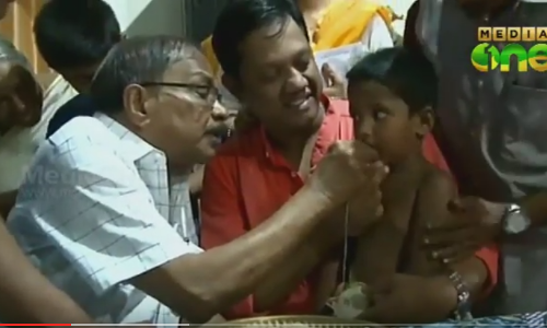 കരച്ചിലും പാട്ടും ബഹളവും: വിദ്യാരംഭം രസകരമാക്കി കുരുന്നുകളും ആചാര്യന്മാരും