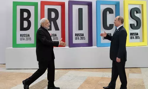 ഇന്ത്യയും റഷ്യയും നൂറ് കോടി ഡോളറിന്റെ ആയുധക്കരാറുകളില് ഒപ്പുവെക്കുന്നു ഇന്ത്യയും റഷ്യയും നൂറ് കോടി ഡോളറിന്റെ ആയുധക്കരാറുകളില് ഒപ്പുവെക്കുന്നു