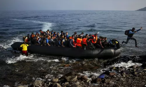 ഗ്രീസ് തീരത്ത് അഭയാര്‍ഥി യാത്രാ കപ്പല്‍ തകര്‍ന്നു