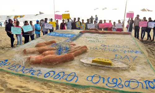 ആരോഗ്യമുള്ള ജീവിതത്തിനായി കൈ കഴുകാം; കോഴിക്കോട് ബീച്ചില്‍ മണല്‍ശില്‍പ്പമൊരുക്കി യുനിസെഫ്