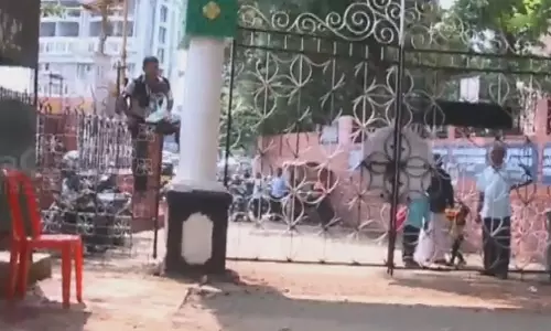 ലേറ്റാ വന്താല് പടിക്കുപുറത്ത്; സമയത്തിന്റെ വില പഠിപ്പിക്കുന്ന പിഎസ്സി ലേറ്റാ വന്താല് പടിക്കുപുറത്ത്; സമയത്തിന്റെ വില പഠിപ്പിക്കുന്ന പിഎസ്സി