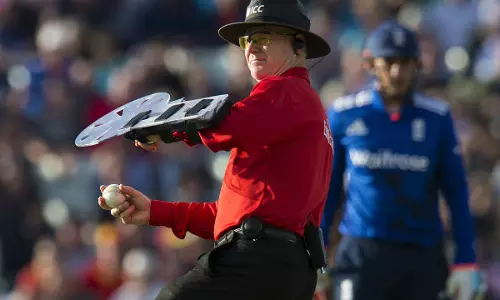 ക്രിക്കറ്റ് മൈതാനത്ത് പരിചയണിഞ്ഞ് എത്തിയ അമ്പയര്‍