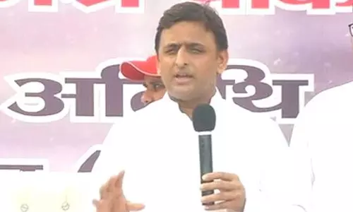 അഖിലേഷ് യാദവ് ശിവപാല് യാദവിനെ മന്ത്രിസഭയില് നിന്ന് പുറത്താക്കി അഖിലേഷ് യാദവ് ശിവപാല് യാദവിനെ മന്ത്രിസഭയില് നിന്ന് പുറത്താക്കി