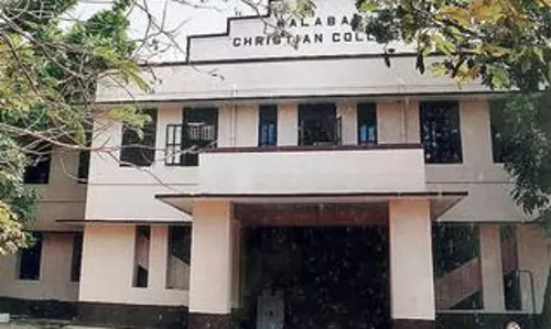 കോഴിക്കോട് മലബാര്‍ ക്രിസ്ത്യന്‍ കോളജില്‍ എസ് എഫ് ഐ പ്രവര്‍ത്തകര്‍ക്ക് മര്‍‌ദ്ദനമേറ്റു