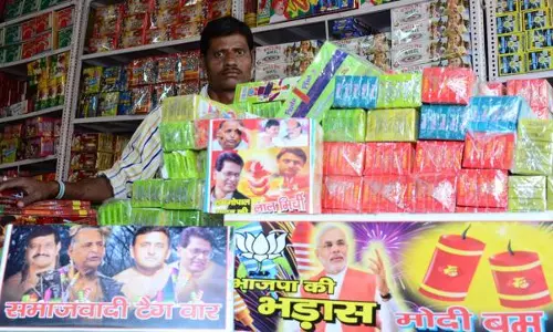 അമര്‍സിങ്ങിന്റെ പൂത്തിരിയും രാം ഗോപാല്‍ യാദവിന്റെ ചുവന്ന മുളകുമായി മാര്‍ക്കറ്റ് പിടിച്ച് പടക്കവിപണി