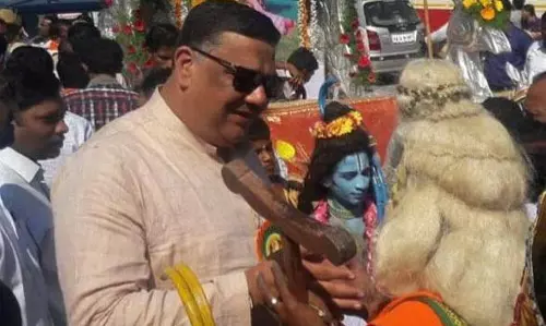 മന്ത്രി മൊബൈല്‍ഫോണില്‍ അശ്ലീലചിത്രം കാണുന്നത് പകര്‍ത്തിയ മാധ്യമപ്രവര്‍ത്തകനെതിരെ കേസ്