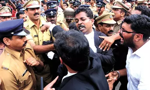 മാധ്യമപ്രവര്‍ത്തകരെ തടഞ്ഞ സംഭവത്തില്‍ അഭിഭാഷകര്‍ക്കെതിരെ കേസ്