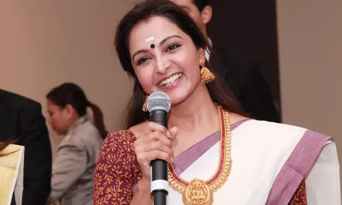 നമുക്ക് പ്രധാനമന്ത്രിക്കൊപ്പം നില്‍ക്കാം: നോട്ടുനിരോധത്തെ പിന്തുണച്ച് മഞ്ജുവാര്യര്‍