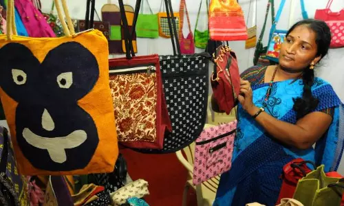 നോട്ടുനിരോധം ചെറുകിട കച്ചവടക്കാരെ വലച്ചത് ഇങ്ങനെ... നോട്ടുനിരോധം ചെറുകിട കച്ചവടക്കാരെ വലച്ചത് ഇങ്ങനെ...