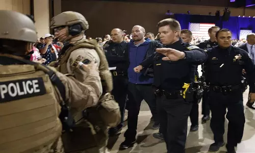 ട്രംപിനെ ഭയപ്പെടുത്തി പ്രചരണ പരിപാടി അലങ്കോലമാക്കി; വേദിയില് നാടകീയ സംഭവങ്ങള് ട്രംപിനെ ഭയപ്പെടുത്തി പ്രചരണ പരിപാടി അലങ്കോലമാക്കി; വേദിയില് നാടകീയ സംഭവങ്ങള്