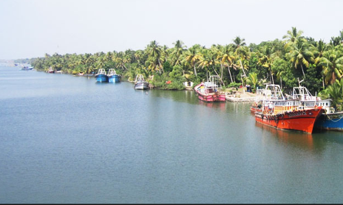 അഷ്ടമുടിക്കായലിനെ നശിപ്പിച്ച് വിനാശകരമായ മത്സ്യബന്ധനം