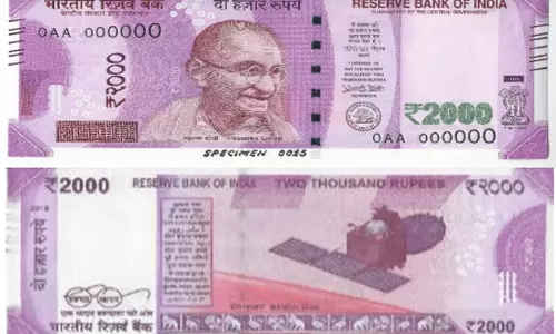 എടിഎമ്മുകളില്‍ രണ്ടായിരമെത്തി; നോട്ട് മാറാന്‍ നെട്ടോട്ടം