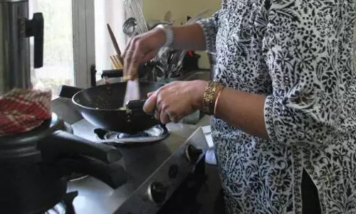 അടുപ്പിലെ കനലണച്ച നോട്ട് നിരോധം