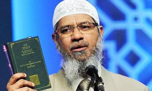 യോഗി ആദിത്വനാഥിനും സ്വാധിപ്രാചിക്കുമെതിരെ എന്തുകൊണ്ട് യുഎപിഎ ചുമത്തുന്നില്ലെന്ന് സാകിര്‍ നായിക്