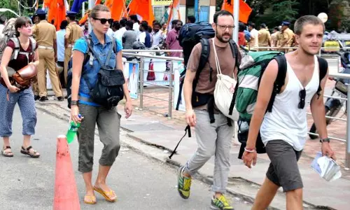 നോട്ടുനിരോധത്തില്‍ വലഞ്ഞ വിനോദ സഞ്ചാരികള്‍ക്കായി ഹെല്‍പ് ഡെസ്കുകള്‍