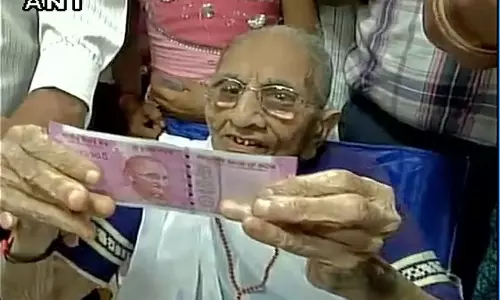 അമ്മയെപോലും മോദി രാഷ്ട്രീയ ലാഭത്തിന് വേണ്ടി ഉപയോഗിക്കുകയാണെന്ന് കേജ്‍രിവാള്‍