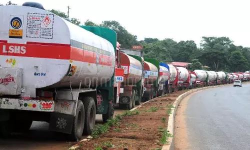 ഇരിമ്പനം ഐ.ഒ.സി പ്ലാന്‍റിലെ ടാങ്കര്‍ സമരം ശക്തമായി