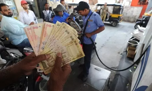 ടോള്, വിമാനടിക്കറ്റ്, ഇന്ധനം എന്നിവയ്ക്ക് അസാധുനോട്ടുകള് ഉപയോഗിക്കാനുള്ള സമയം ഇന്ന് അര്ധരാത്രിയോടെ അവസാനിക്കും ടോള്, വിമാനടിക്കറ്റ്, ഇന്ധനം എന്നിവയ്ക്ക് അസാധുനോട്ടുകള് ഉപയോഗിക്കാനുള്ള സമയം ഇന്ന് അര്ധരാത്രിയോടെ അവസാനിക്കും