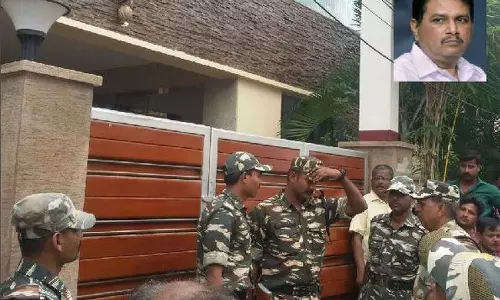 തമിഴ്നാട് ചീഫ് സെക്രട്ടറിയുടെ വസതിയിൽനിന്ന് കള്ളപ്പണവും സ്വർണവും പിടിച്ചെടുത്തു തമിഴ്നാട് ചീഫ് സെക്രട്ടറിയുടെ വസതിയിൽനിന്ന് കള്ളപ്പണവും സ്വർണവും പിടിച്ചെടുത്തു