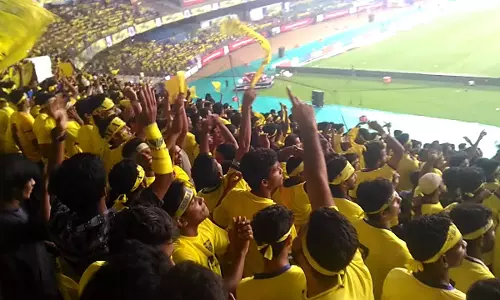 കയ്യെത്തും ദൂരത്ത് കിരീടം നഷ്ടപ്പെട്ടതിന്റെ ദുഃഖത്തില് ബ്ലാസ്റ്റേഴ്സ് ആരാധകര് കയ്യെത്തും ദൂരത്ത് കിരീടം നഷ്ടപ്പെട്ടതിന്റെ ദുഃഖത്തില് ബ്ലാസ്റ്റേഴ്സ് ആരാധകര്