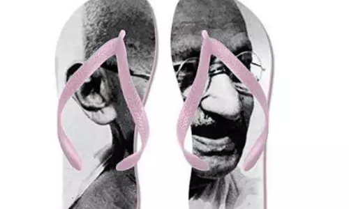 പതാക ചവിട്ടി ഇനി ഗാന്ധിയെ ചവിട്ടാം