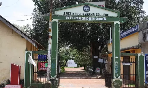 കേരളവര്മ കോളജ് പൂമരക്കാടാക്കി പൂമരം സിനിമയുടെ അണിയറ പ്രവര്ത്തകര് കേരളവര്മ കോളജ് പൂമരക്കാടാക്കി പൂമരം സിനിമയുടെ അണിയറ പ്രവര്ത്തകര്