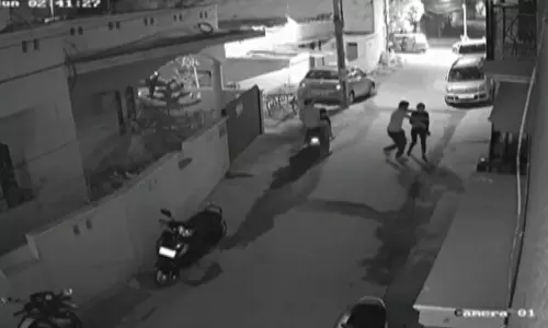 ബംഗളൂരുവില് പെണ്കുട്ടിയെ ബൈക്ക് യാത്രികര് അപമാനിക്കുന്ന ദൃശ്യങ്ങള് പുറത്ത് ബംഗളൂരുവില് പെണ്കുട്ടിയെ ബൈക്ക് യാത്രികര് അപമാനിക്കുന്ന ദൃശ്യങ്ങള് പുറത്ത്