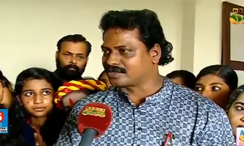 തിരശ്ശീലയ്ക്ക് പിറകിലെ ആശാന്‍