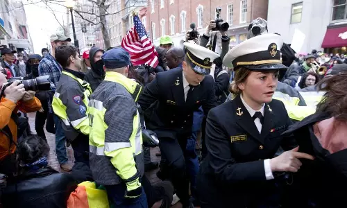 ട്രംപ് അധികാരമേല്‍ക്കുന്നതിനിടെ അമേരിക്കയിലും പുറത്തും വന്‍ പ്രതിഷേധം