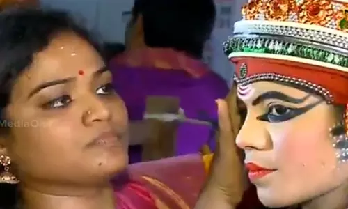 കലോത്സവത്തില് ചരിത്രം രചിച്ച് ദേവികയുടെ പറയന് തുള്ളല് കലോത്സവത്തില് ചരിത്രം രചിച്ച് ദേവികയുടെ പറയന് തുള്ളല്