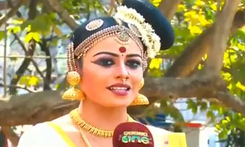 അമ്മ ഡിസൈന്‍ ചെയ്ത വസ്ത്രമണിഞ്ഞ് മോഹിനിയാട്ട വേദിയില്‍