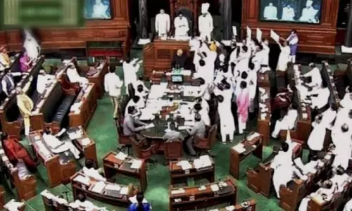 ബജറ്റ് 11 മണിക്ക് അവതരിപ്പിക്കുമെന്ന് ധനമന്ത്രി; പ്രതിഷേധവുമായി പ്രതിപക്ഷം