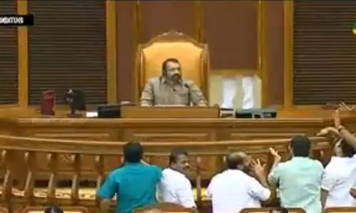 ബജറ്റ് ചോര്‍ന്നെന്ന് ആരോപിച്ച് പ്രതിപക്ഷം ഇറങ്ങിപ്പോയി