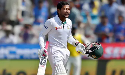 ജയിക്കാന് ഇന്ത്യക്ക് ഏഴ് വിക്കറ്റ് വേണം, സമനിലക്കായി പൊരുതാന് ബംഗ്ലാദേശ് ജയിക്കാന് ഇന്ത്യക്ക് ഏഴ് വിക്കറ്റ് വേണം, സമനിലക്കായി പൊരുതാന് ബംഗ്ലാദേശ്