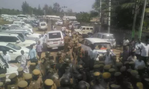 പൊലീസ് കൂവത്തൂര്‍ റിസോര്‍ട്ടിലെത്തി; പനീര്‍ശെല്‍വം ക്യാമ്പില്‍ ആഹ്ളാദം