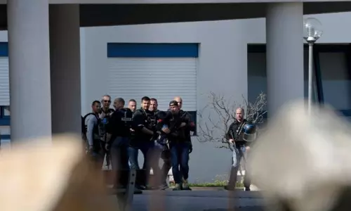 ഫ്രാന്‍സില്‍ ഹൈസ്‍കൂളിലുണ്ടായ വെടിവെപ്പില്‍ രണ്ട് വിദ്യാര്‍ഥികള്‍ക്കും പ്രധാനാധ്യാപകനും പരിക്കേറ്റു