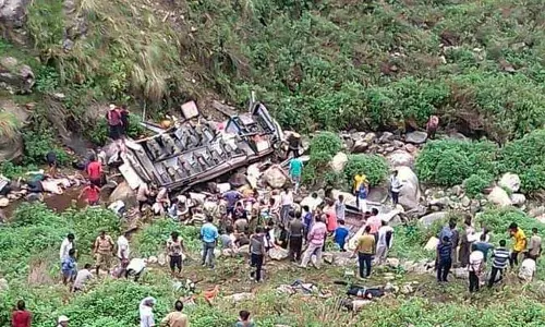 ഉത്തരാഖണ്ഡില്‍ ബസ് കൊക്കയിലേക്ക് മറിഞ്ഞ് 44 മരണം