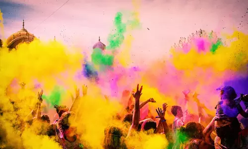 ഹോളിക്കിടെ ഉന്നത ജാതിക്കാരനെ വര്ണപ്പൊടി എറിഞ്ഞ ദലിതനെ പൊലീസ് അടിച്ചുകൊന്നു ഹോളിക്കിടെ ഉന്നത ജാതിക്കാരനെ വര്ണപ്പൊടി എറിഞ്ഞ ദലിതനെ പൊലീസ് അടിച്ചുകൊന്നു