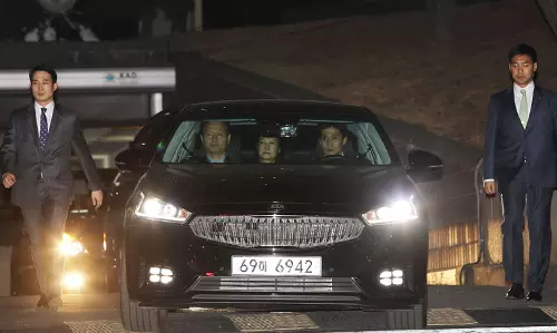 രാജിവെച്ച ദക്ഷിണ കൊറിയന് പ്രസിഡന്റ് പാര്ക് ഗ്യുന് ഹെയെ പൊലീസ് അറസ്റ്റ് ചെയ്തു രാജിവെച്ച ദക്ഷിണ കൊറിയന് പ്രസിഡന്റ് പാര്ക് ഗ്യുന് ഹെയെ പൊലീസ് അറസ്റ്റ് ചെയ്തു