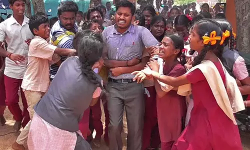 “പോകരുത് സര്‍”; പ്രിയ അധ്യാപകന്റെ വേര്‍പാടില്‍ വിങ്ങിപ്പൊട്ടി ഒരു വിദ്യാലയം  