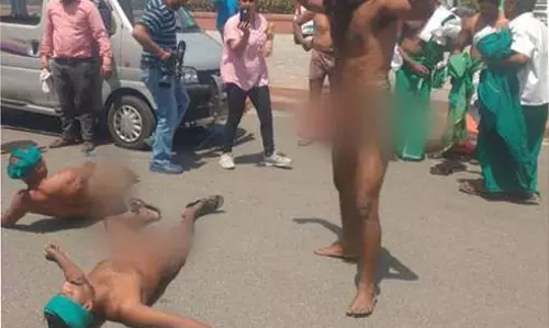 പ്രധാനമന്ത്രിയുടെ ഓഫീസിന് മുന്നില്‍ നഗ്നരായി കര്‍ഷകരുടെ പ്രതിഷേധം