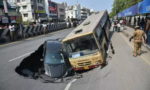 ചെന്നൈയില്‍ ഓടിക്കൊണ്ടിരുന്ന കാറും ബസും ഗര്‍ത്തത്തില്‍ അകപ്പെട്ടു