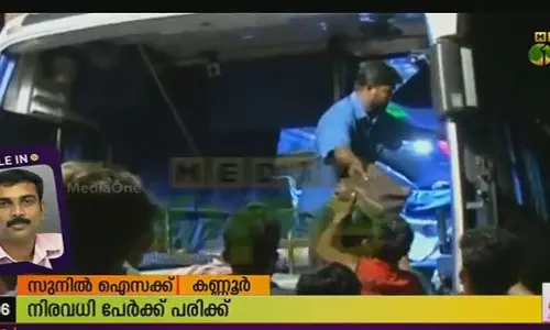 ബസ്സിന് മുകളില്‍ മരം കടപുഴകി വീണു; നിരവധി പേര്‍ക്ക് പരിക്ക്