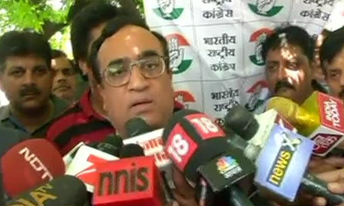 അധ്യക്ഷ സ്ഥാനം രാജിവച്ച് അജയ് മാക്കന്‍, കേജ്‍രിവാളിനുള്ള തിരിച്ചടിയെന്ന് യോഗേന്ദ്ര യാദവ്