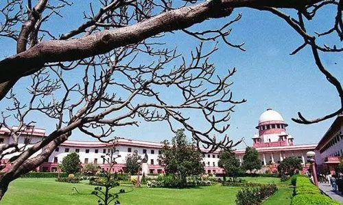 കോടതി ഉത്തരവുകളുണ്ടായിട്ടും ആധാര്‍ നിര്‍ബന്ധമാക്കുന്നത് എങ്ങനയെന്ന് സുപ്രീം കോടതി