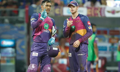 അവസാന ഓവറില്‍ ധോണിയോട് ഉപദേശം ചോദിച്ച് സ്മിത്ത്