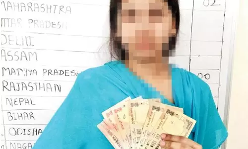 പഴയ നോട്ടുകള് മാറ്റിത്തരണം; മോദിയോട് സെക്സ് റാക്കറ്റിന്റെ പിടിയില് നിന്ന് രക്ഷപ്പെട്ട യുവതി പഴയ നോട്ടുകള് മാറ്റിത്തരണം; മോദിയോട് സെക്സ് റാക്കറ്റിന്റെ പിടിയില് നിന്ന് രക്ഷപ്പെട്ട യുവതി