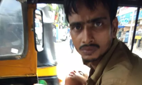 ഈ ഓട്ടോക്കാരന്‍ ഓട്ടോ ഓടിക്കുന്നത് മകനെ മടിയില്‍ കിടത്തി